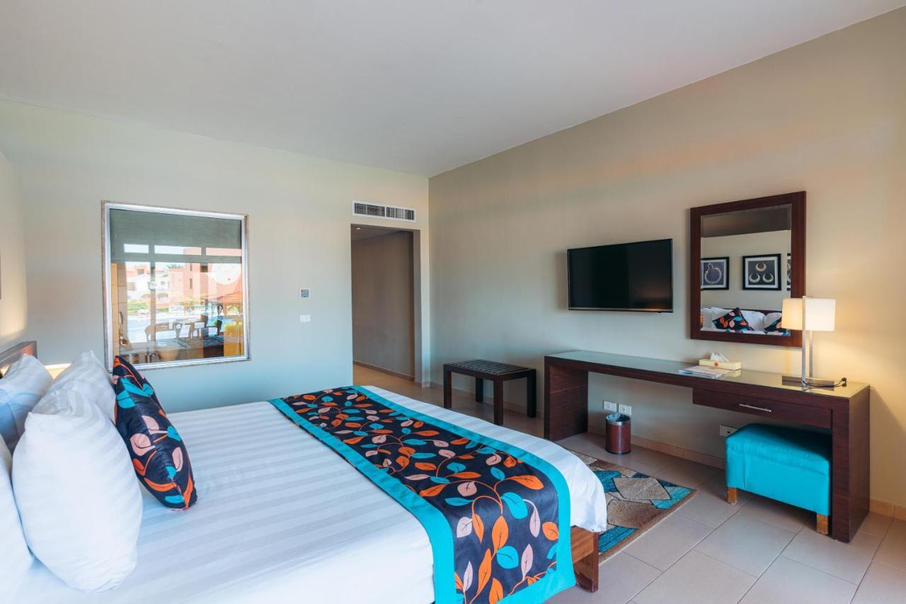 Superior Family Room,1116973680:JPEG