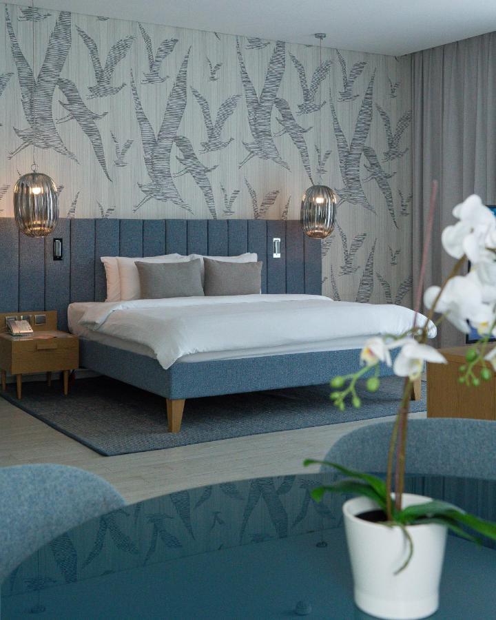 Executive Suite,1224059113:JPEG