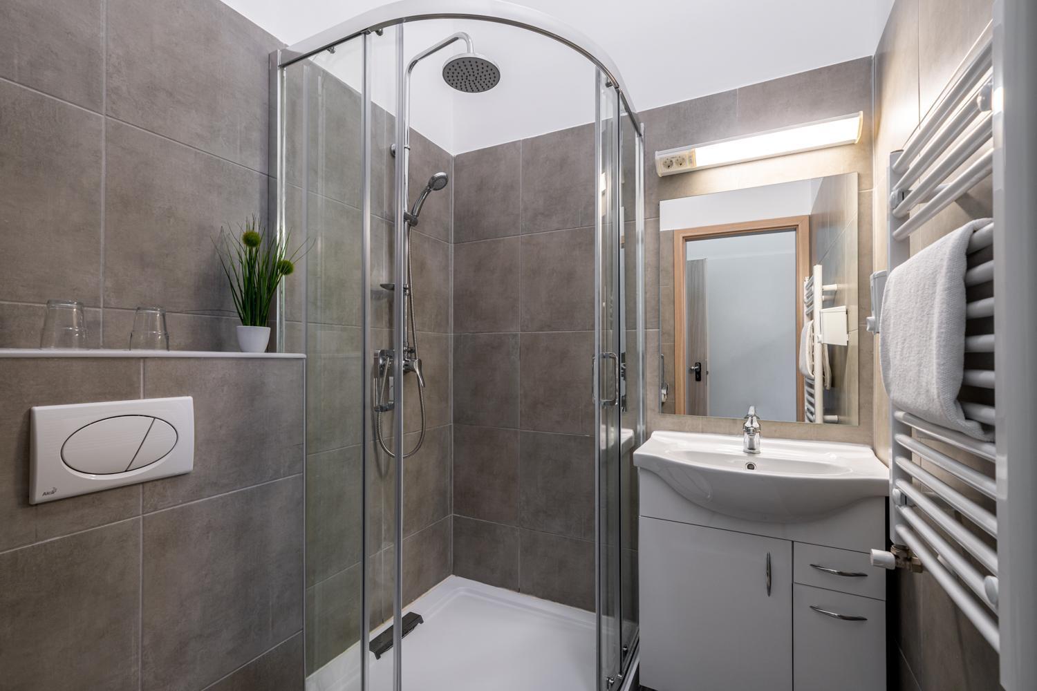 Single Room Bathroom,1227059909:JPEG