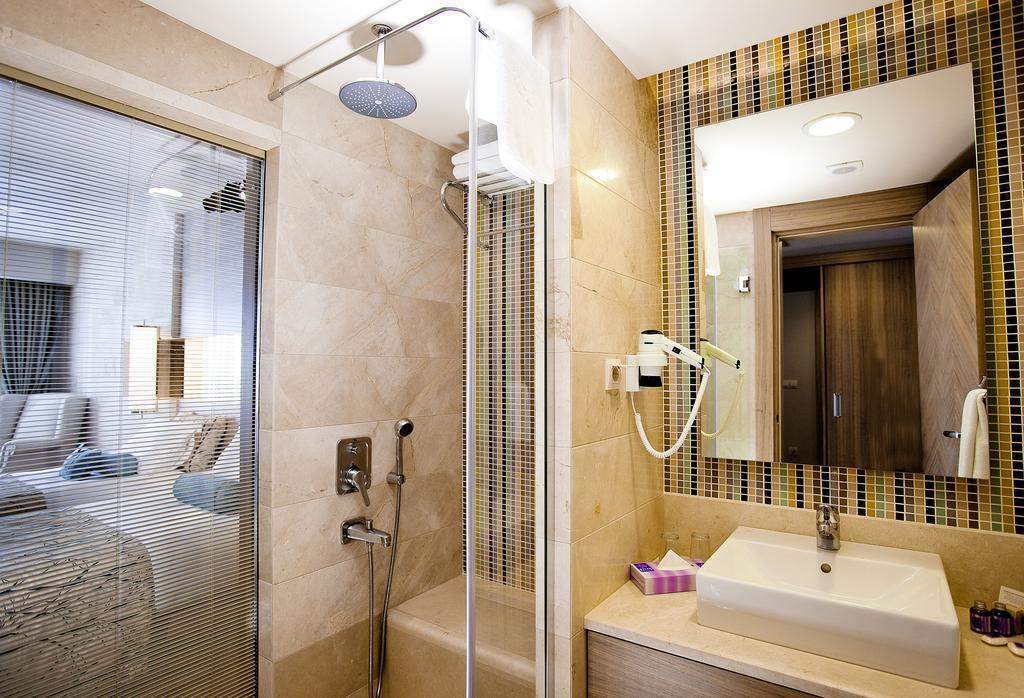 Family Room with Side Sea View,913834093:JPEG