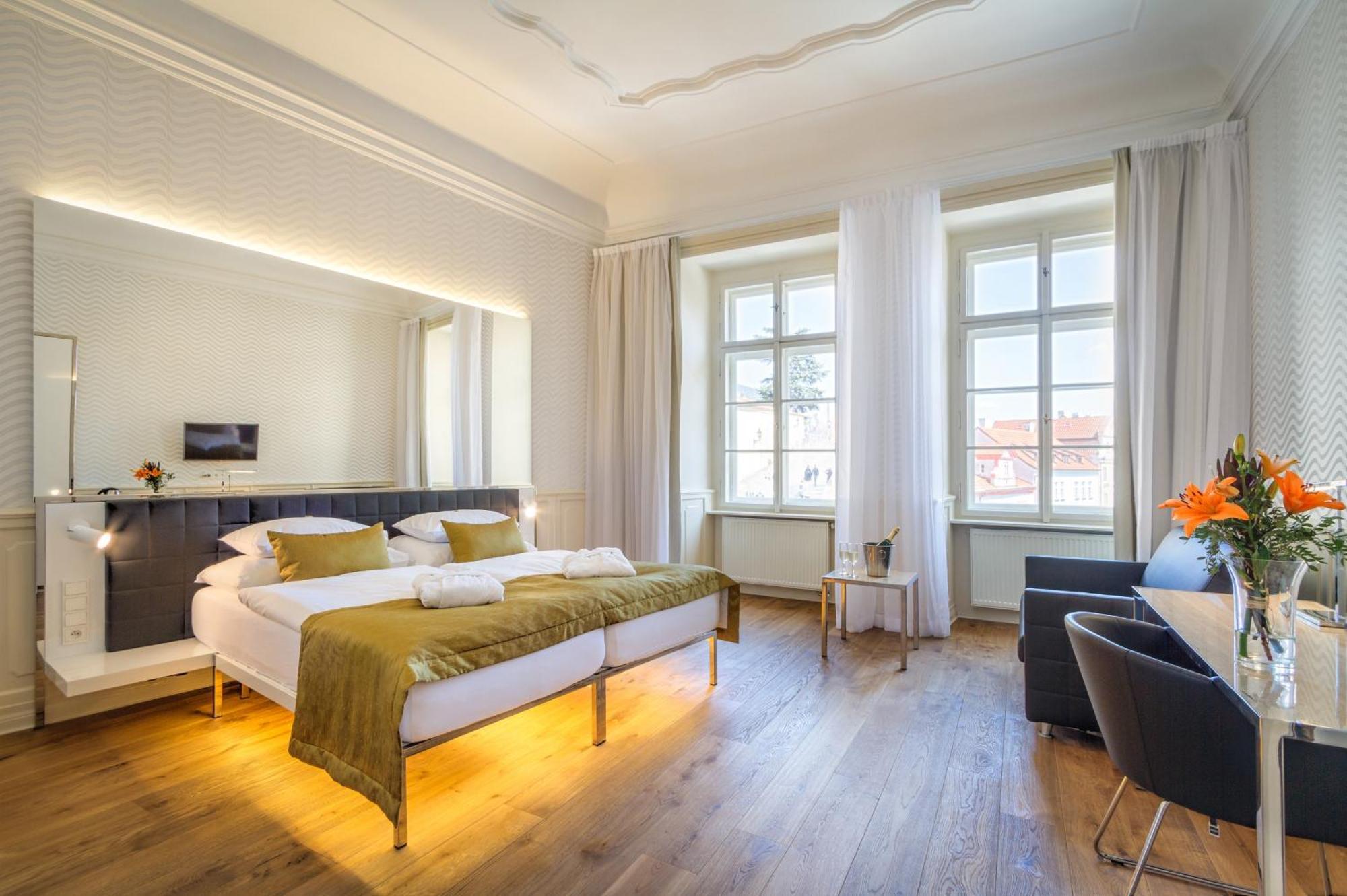 Dvoulůžkový pokoj typu Deluxe s manželskou postelí a výhledem na město