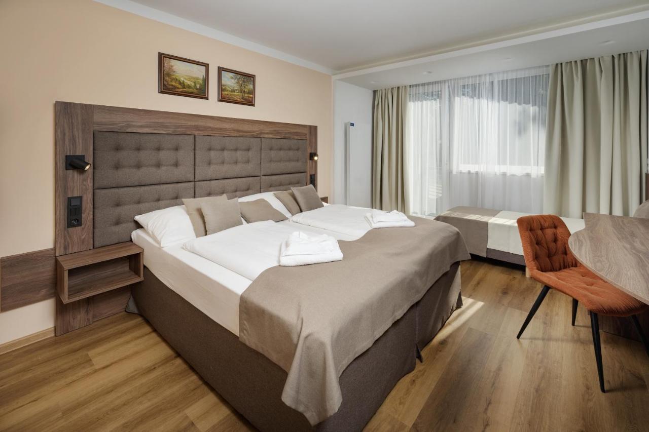 Dvoulůžkový pokoj Comfort s manželskou postelí a balkonem