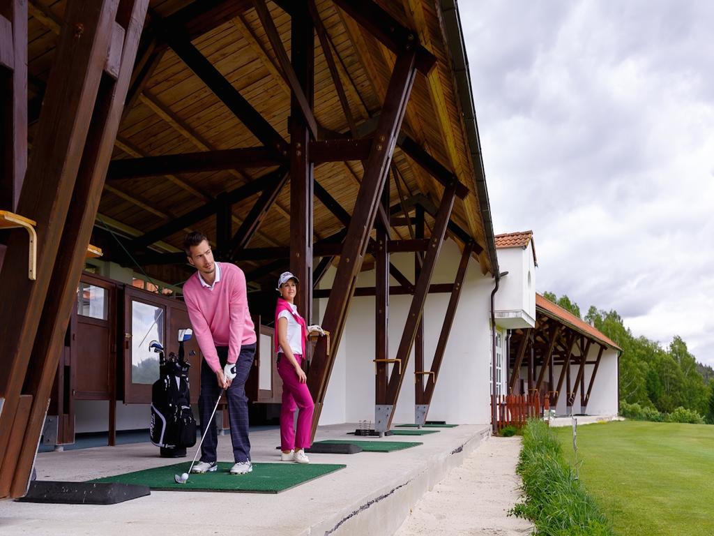 Speciální nabídka - dvoulůžkový pokoj Superior s manželskou postelí, balkonem, výhledem na les a balíčkem Golf & Wellness