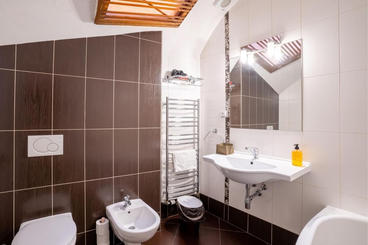Dvoulůžkový pokoj Deluxe s manželskou postelí a výhledem na hrad