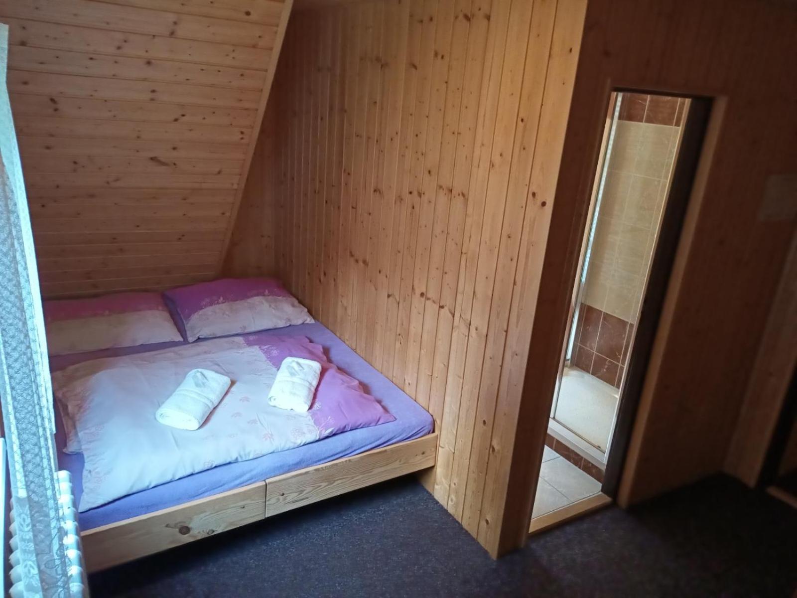 Dvoulůžkový pokoj s manželskou postelí