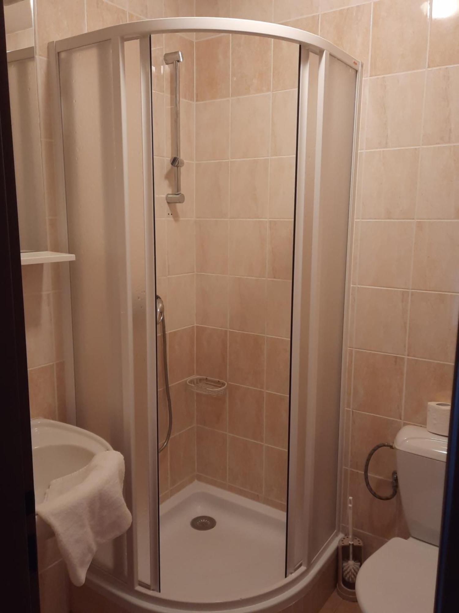 Malý dvoulůžkový pokoj s manželskou postelí