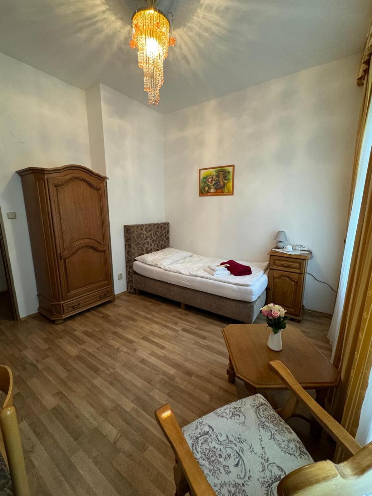 Single Room,1576358990:JPEG