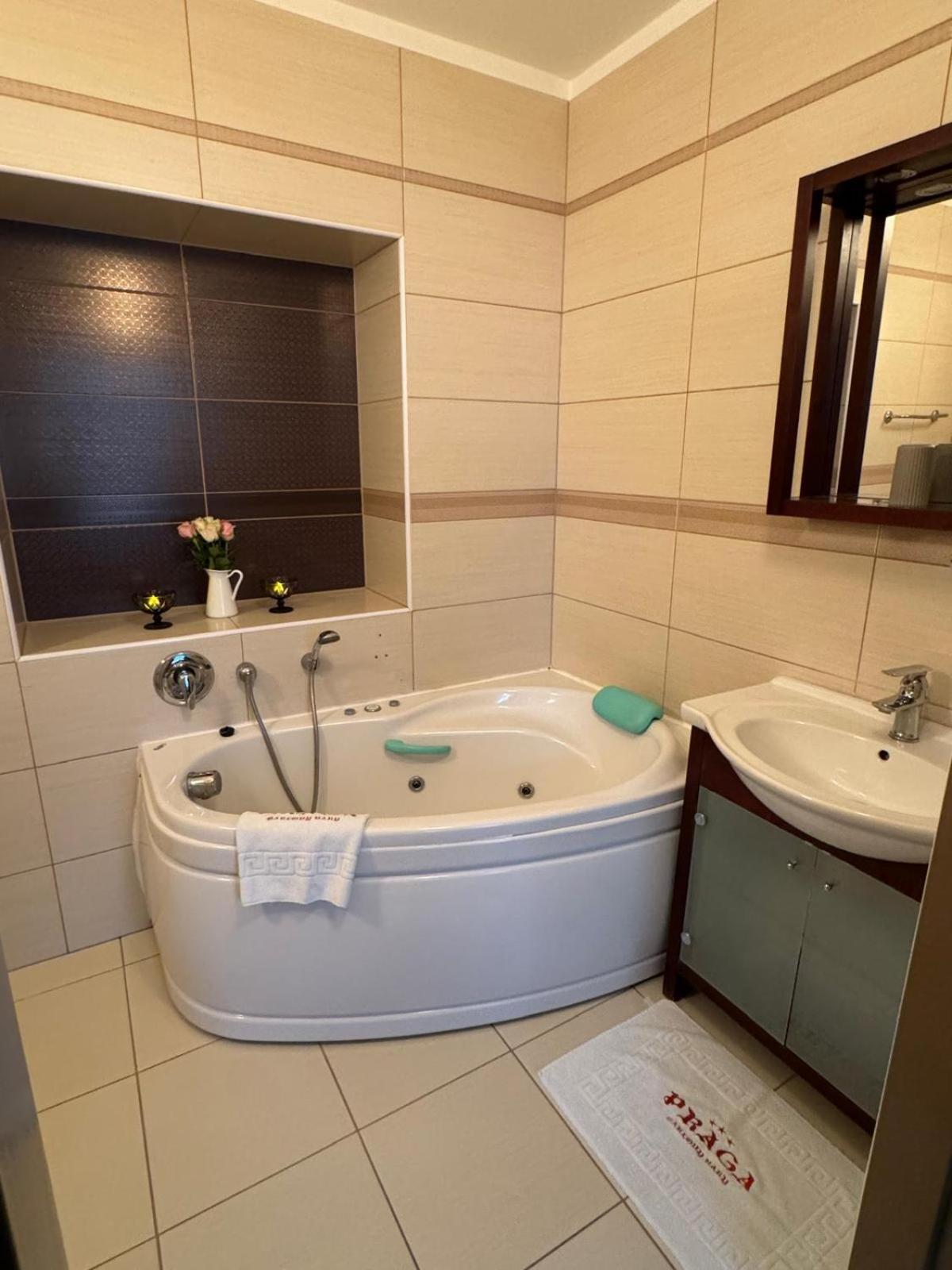 One-Bedroom Apartment,1585216073:JPEG