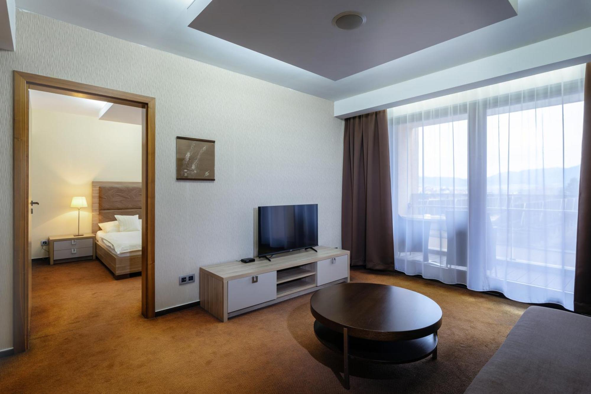 Suite,1596018247:JPEG