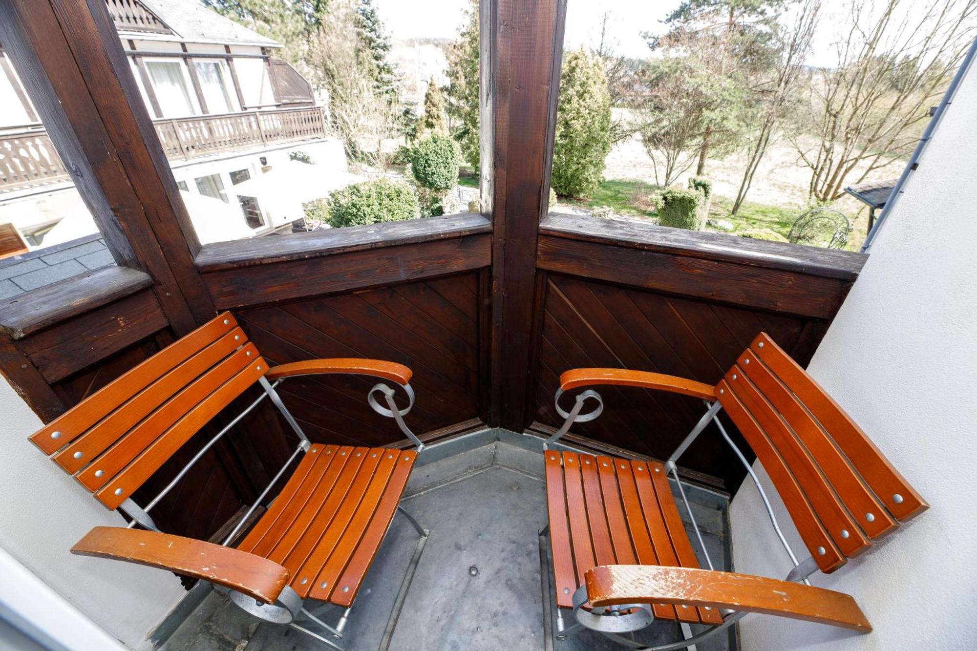 Dvoulůžkový pokoj s manželskou postelí a balkonem