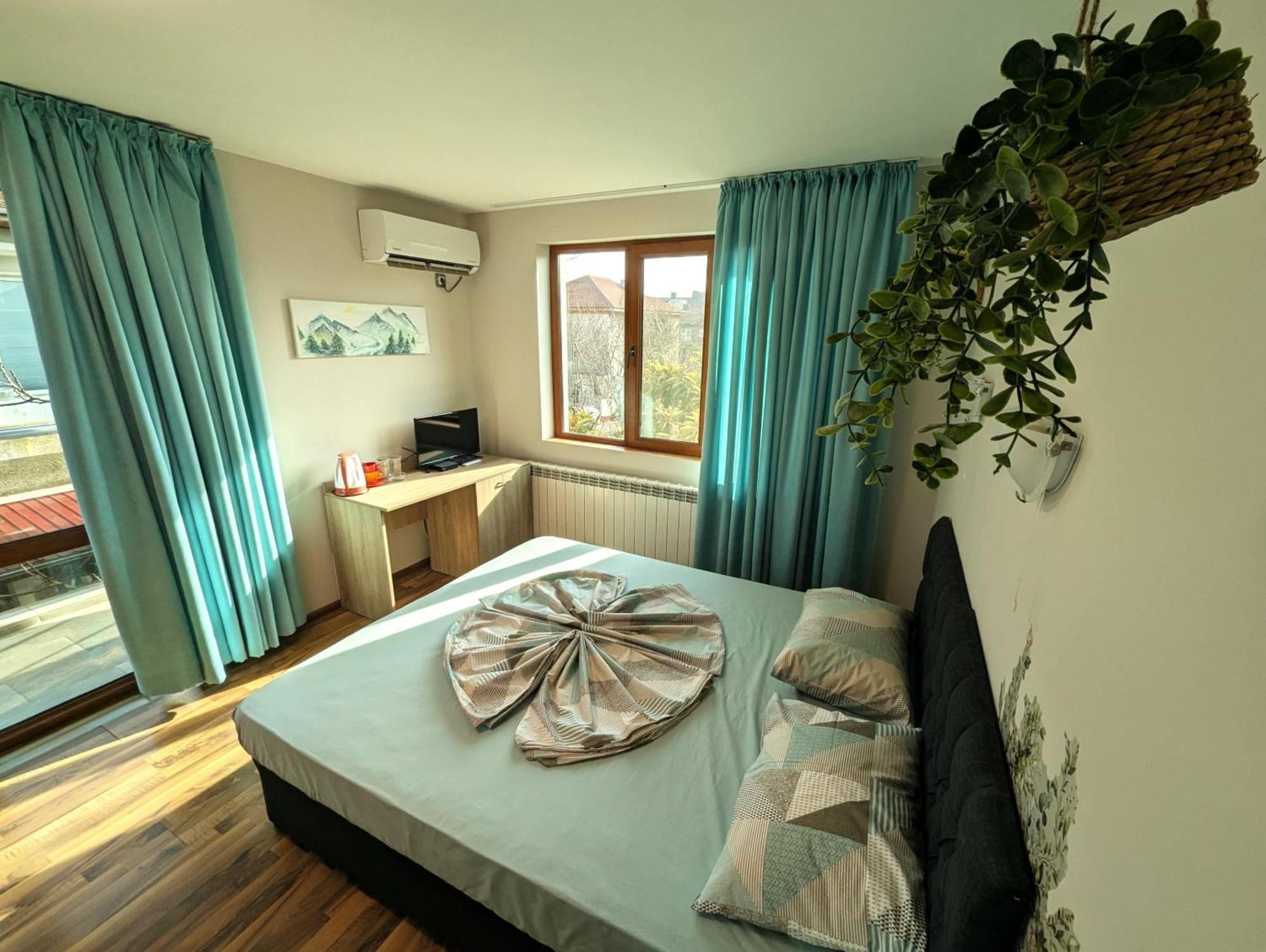 Dvoulůžkový pokoj Deluxe s manželskou postelí a balkonem