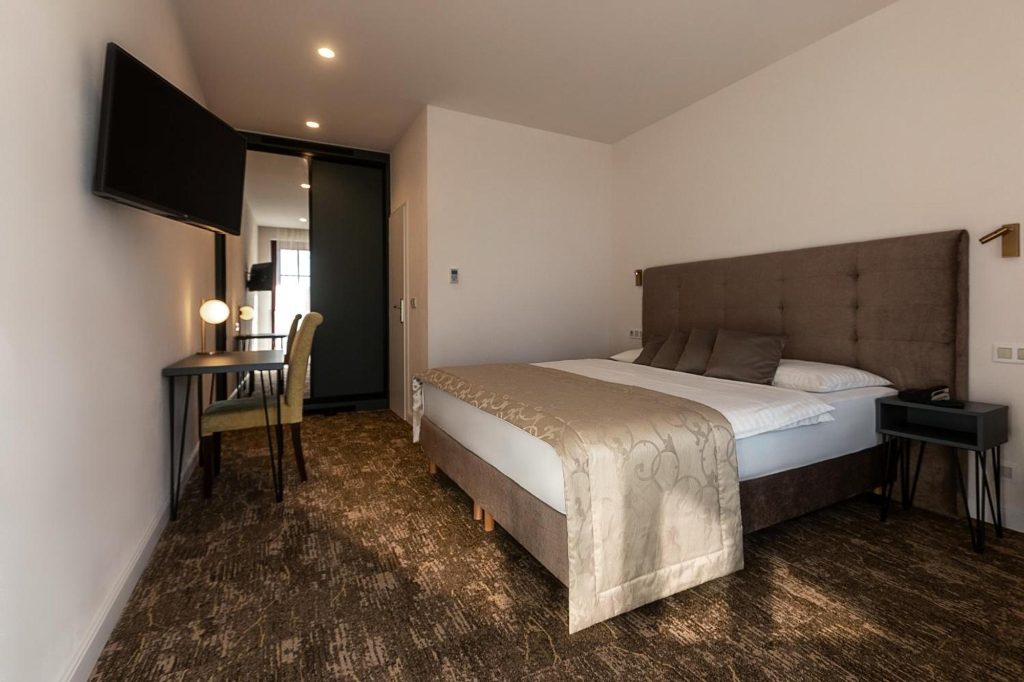 Dvoulůžkový pokoj Standard s manželskou postelí
