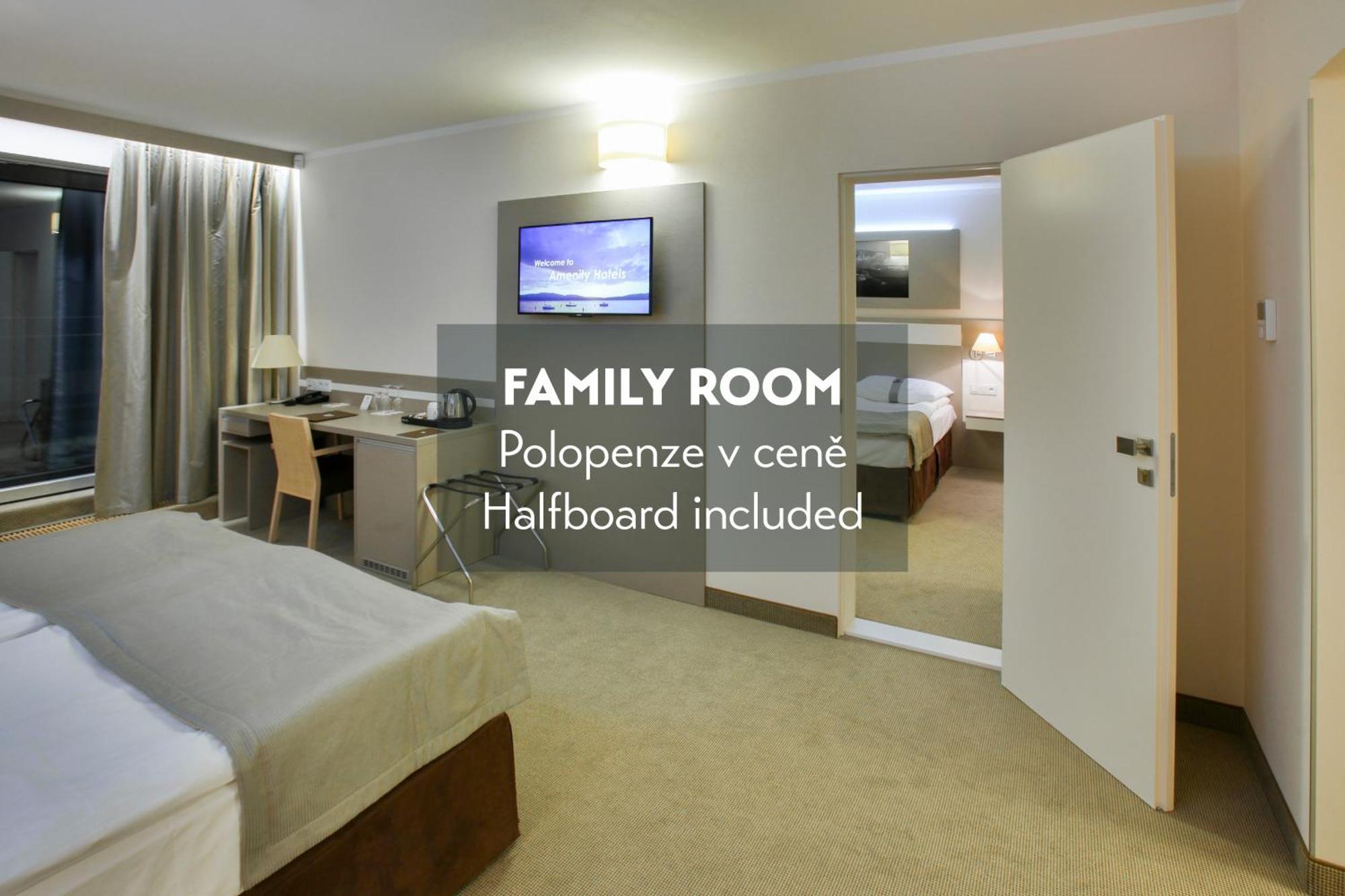 Family Room,1742907370:JPEG