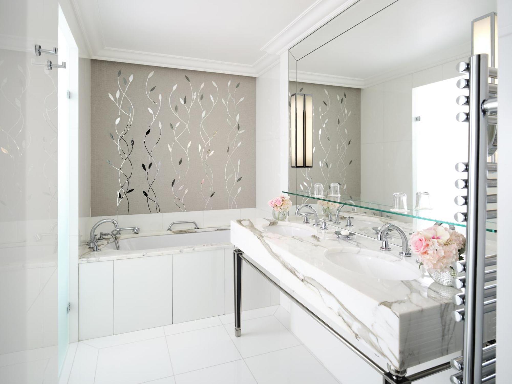 Junior Suite avenue Montaigne view,1674715039:JPEG