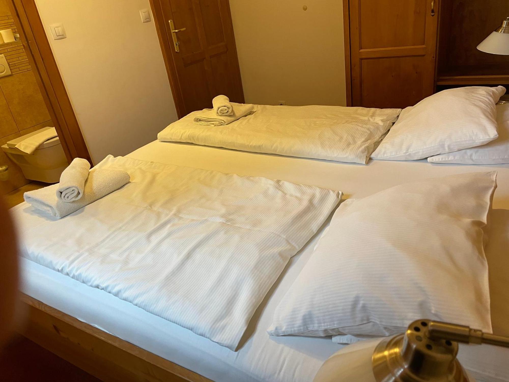 Small Double Room,1704460936:JPEG