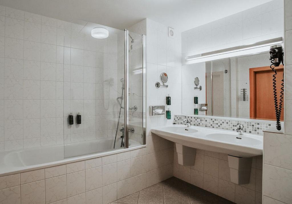 Family Room Pool Access