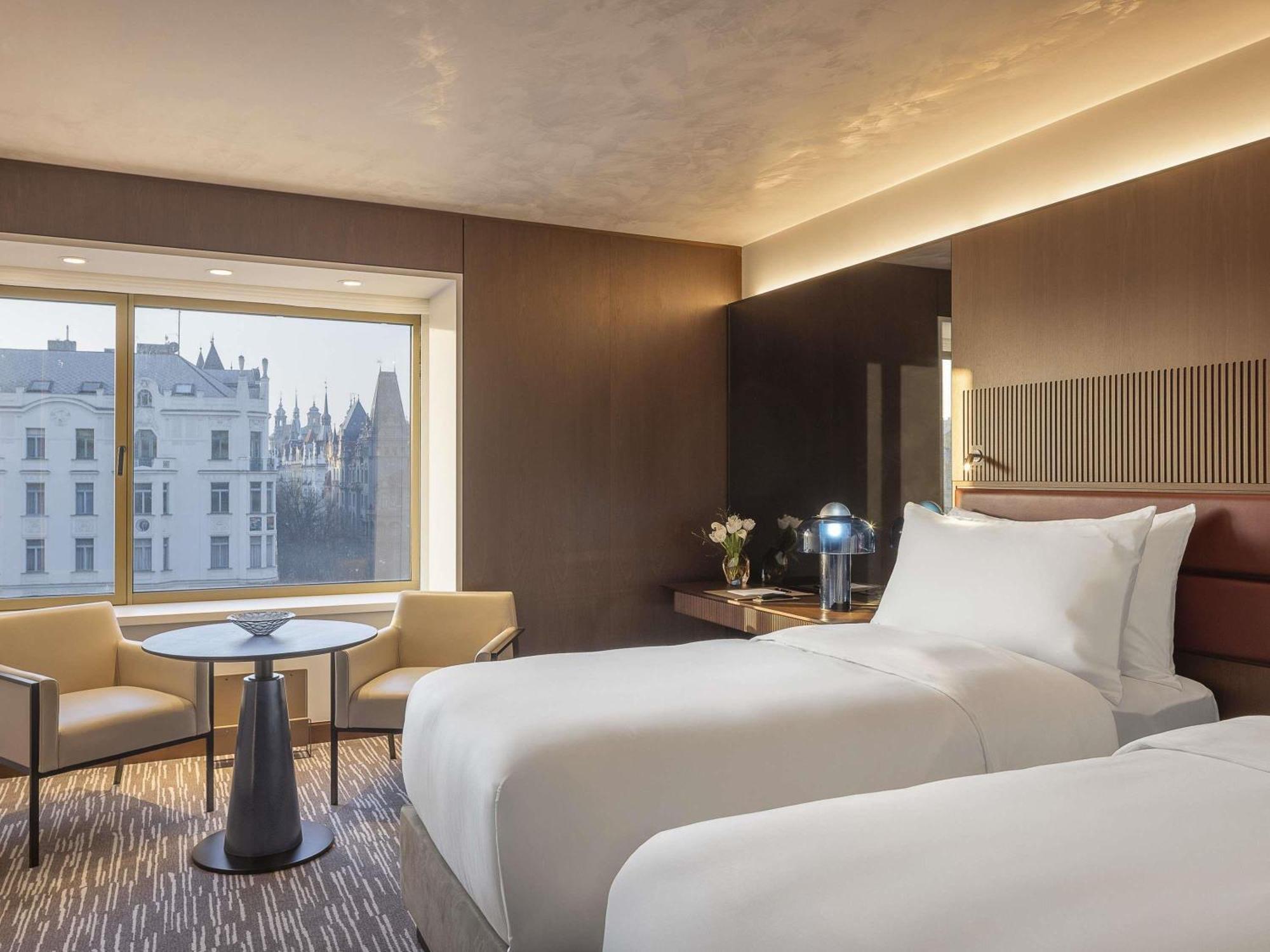 Dvoulůžkový pokoj Fairmont Gold Signature s oddělenými postelemi a vstupem do salonku