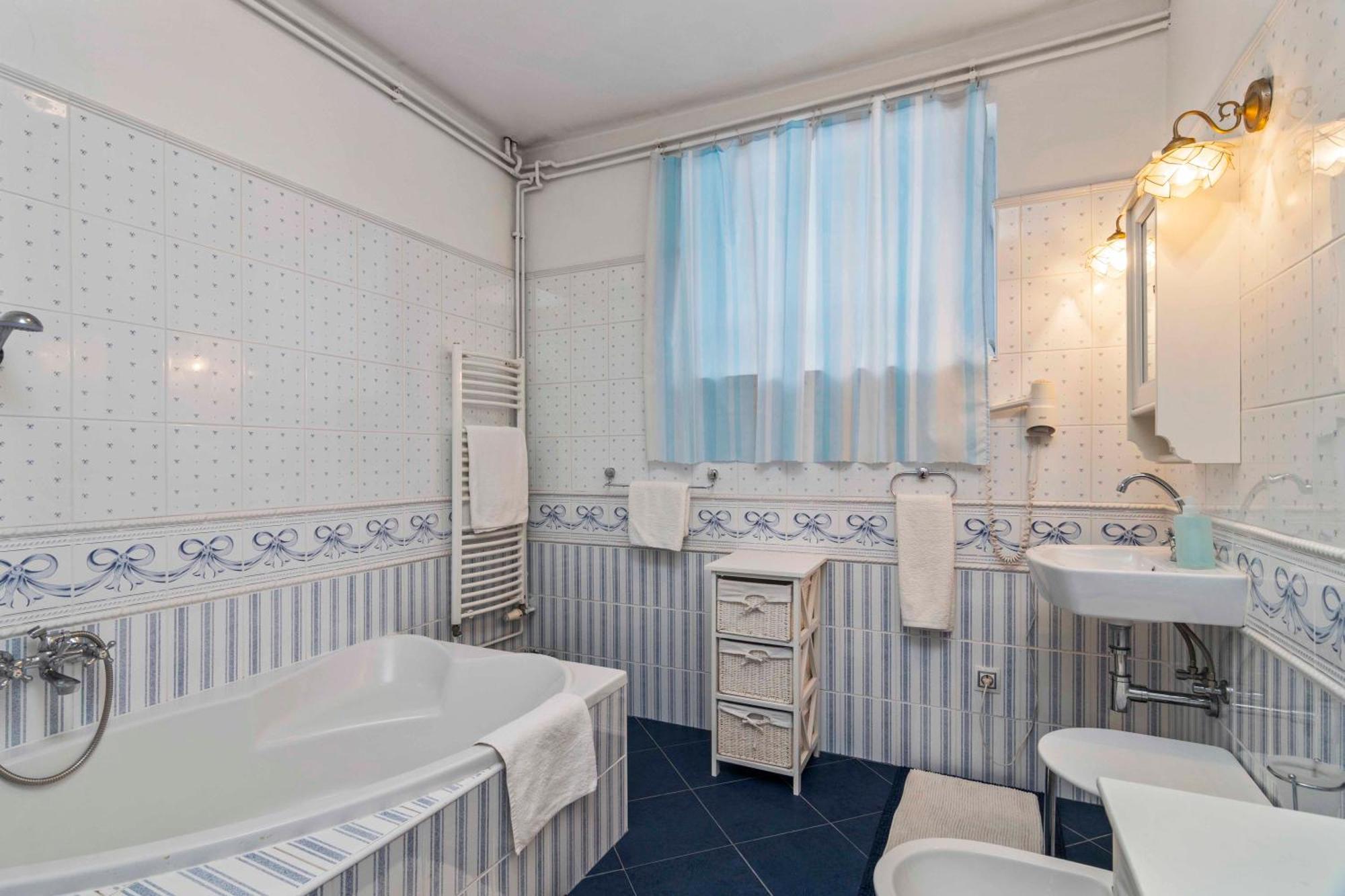 Dvoulůžkový pokoj Deluxe s manželskou postelí a balkonem