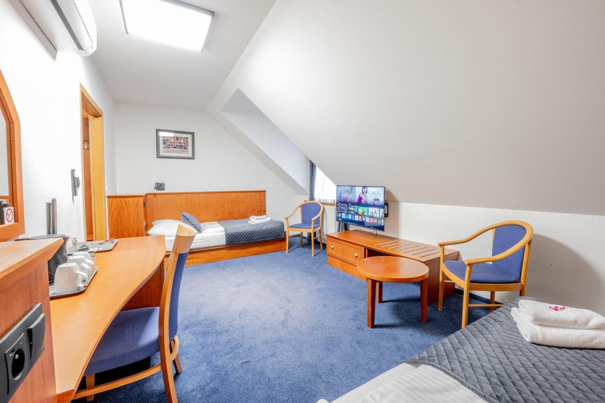 Twin Room,1742888309:JPEG