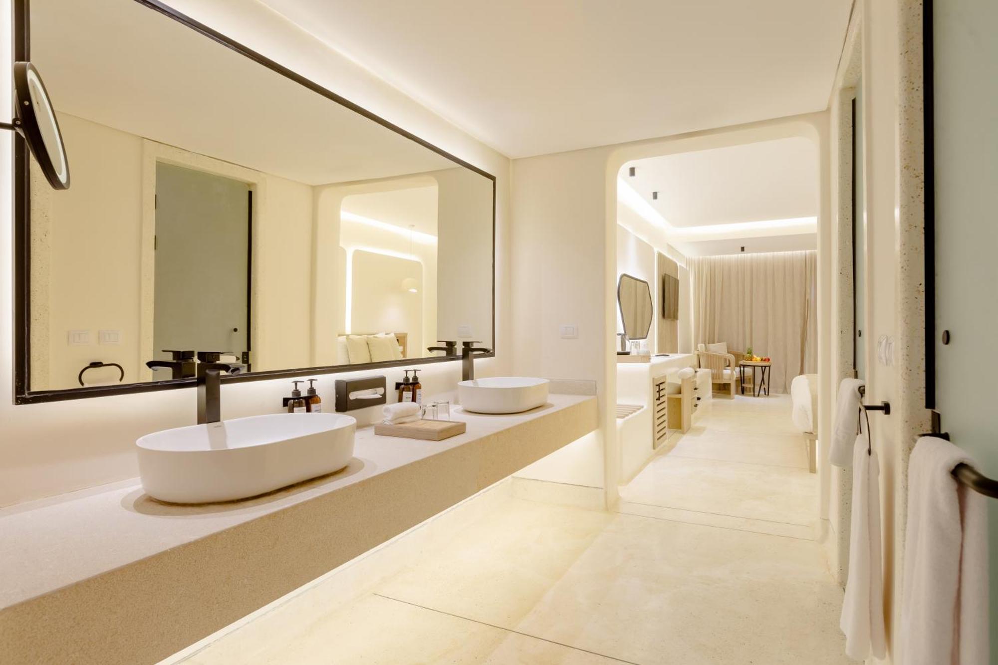 Executive Swim-Up Suite