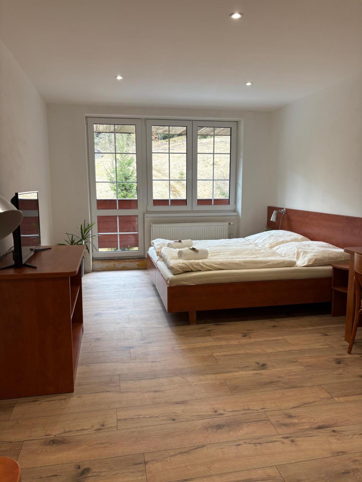 Dvoulůžkový pokoj s manželskou postelí a balkonem