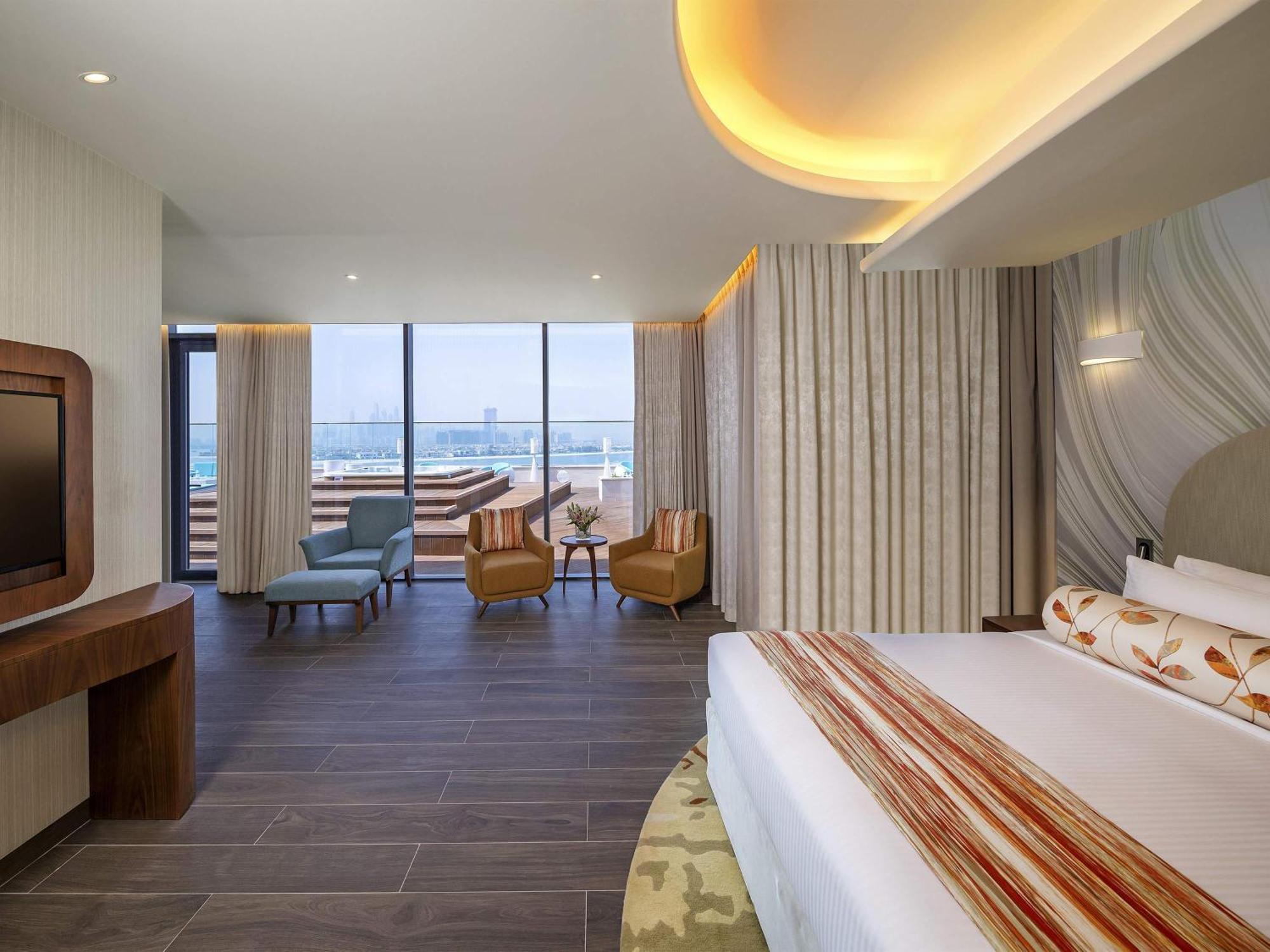 Ateliérové ​​apartmá s manželskou postelí King, střešní terasou a výhledem na Palmové moře – vstup do Club Lounge i na pláž