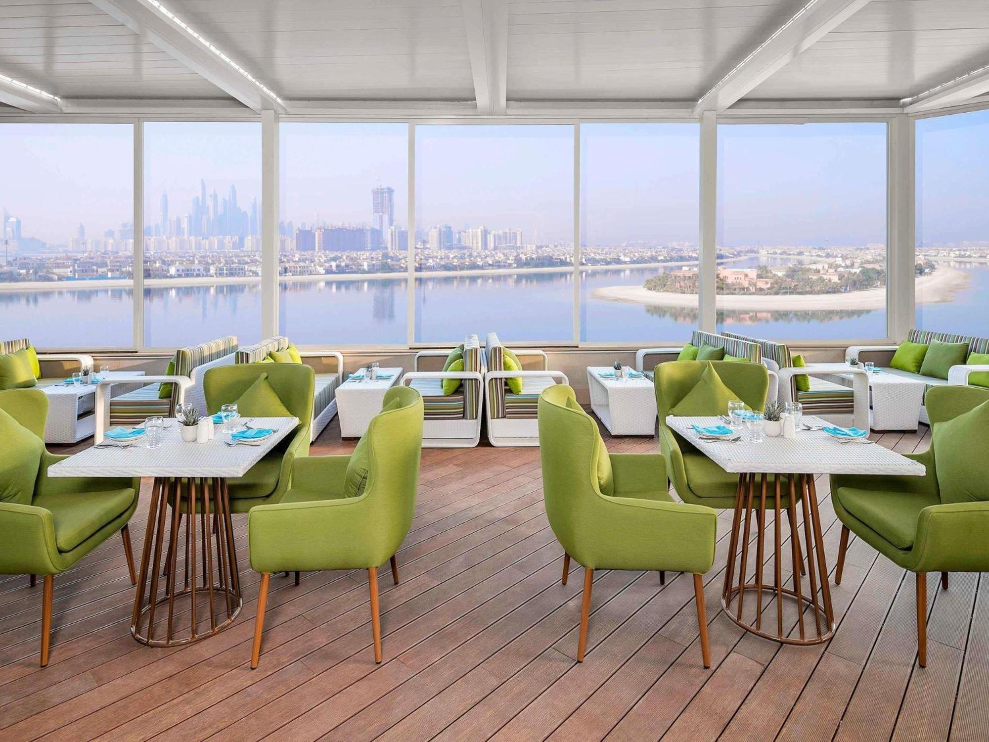 Apartmá Deluxe s 1 ložnicí, balkonem a částečným výhledem na moře – vstup do Club Lounge