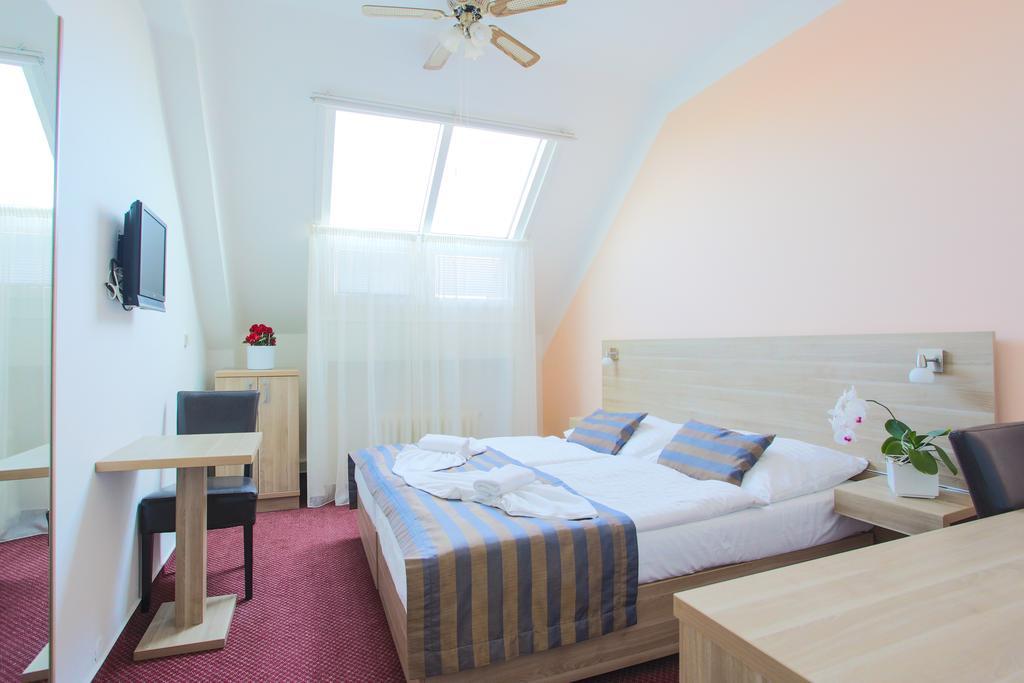 Double or Twin Room,942185290:JPEG