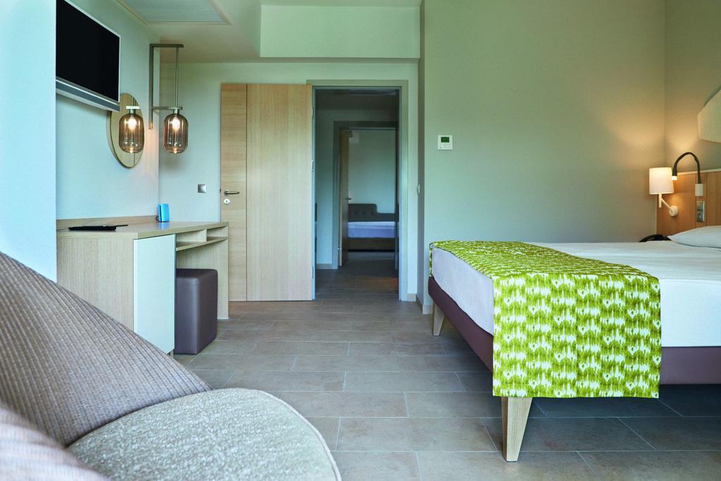 Family Room,715089208:JPEG