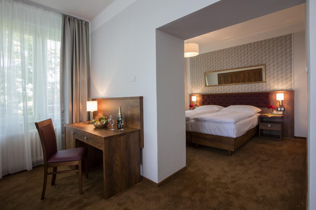 Suite,436496232:JPEG