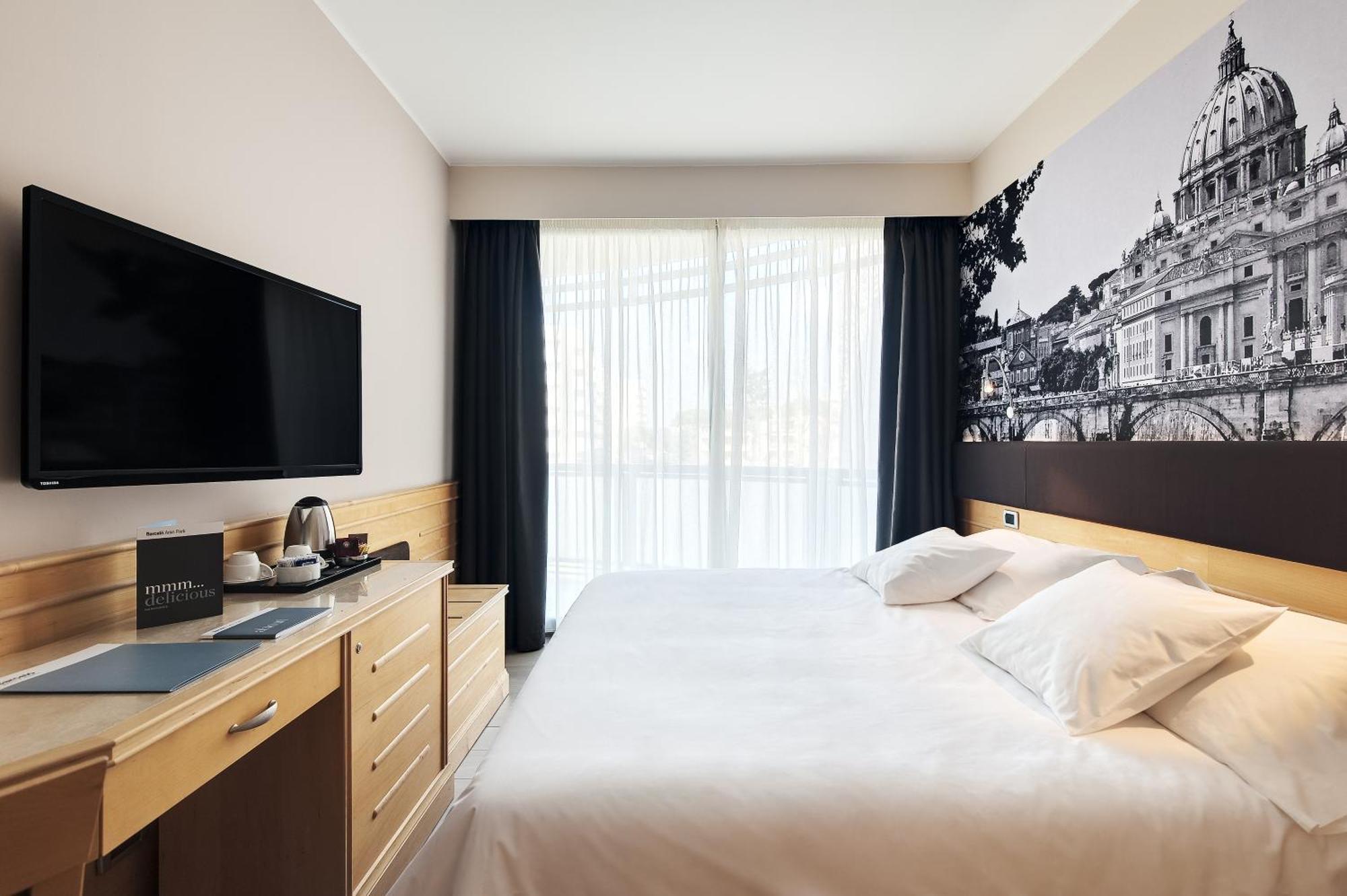 Family Room with Balcony,943422388:JPEG