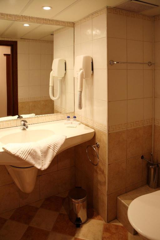 Dvoulůžkový pokoj s manželskou postelí nebo oddělenými postelemi, balkonem a nabídkou all inclusive (2 dospělí a 2 děti)