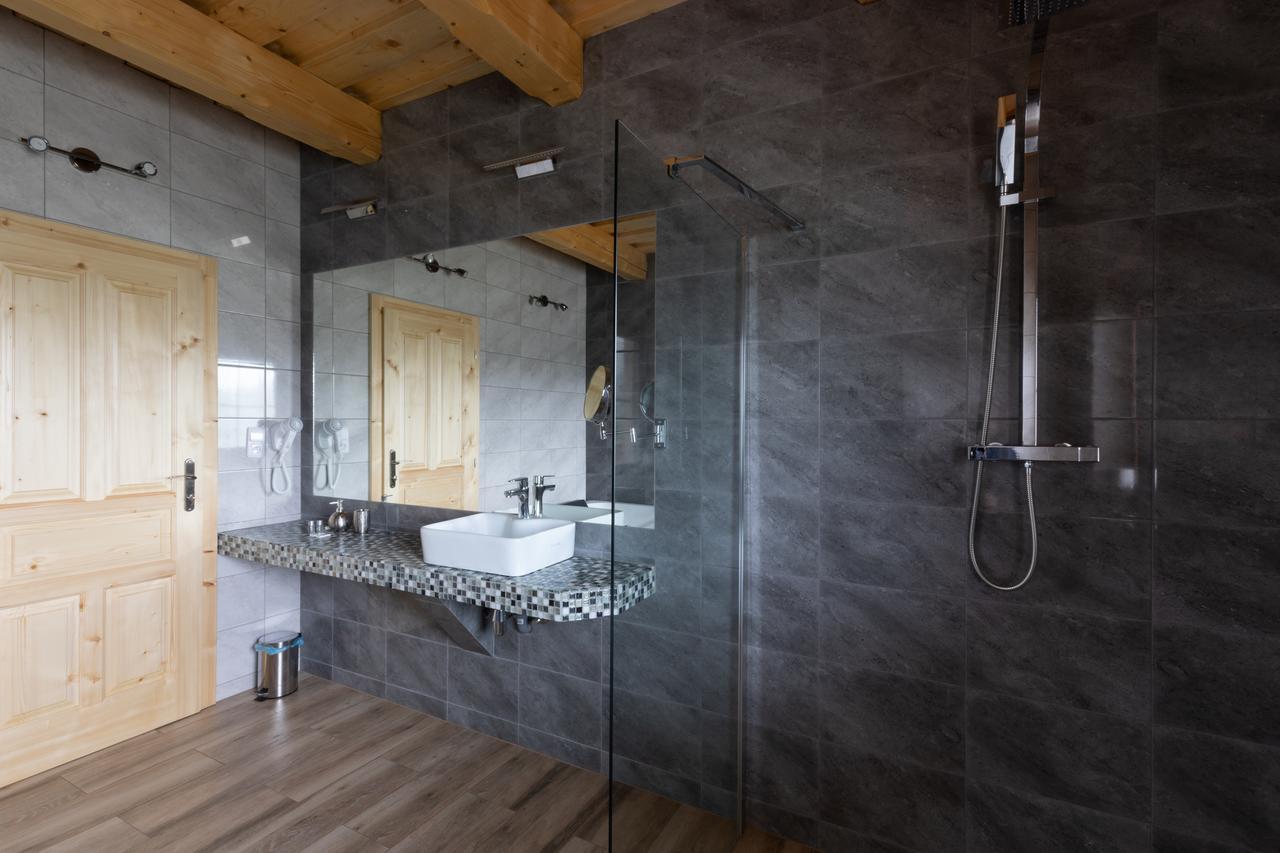 Deluxe Famly Room with Jacuzzi, Balcony and Lake View,757550164:JPEG