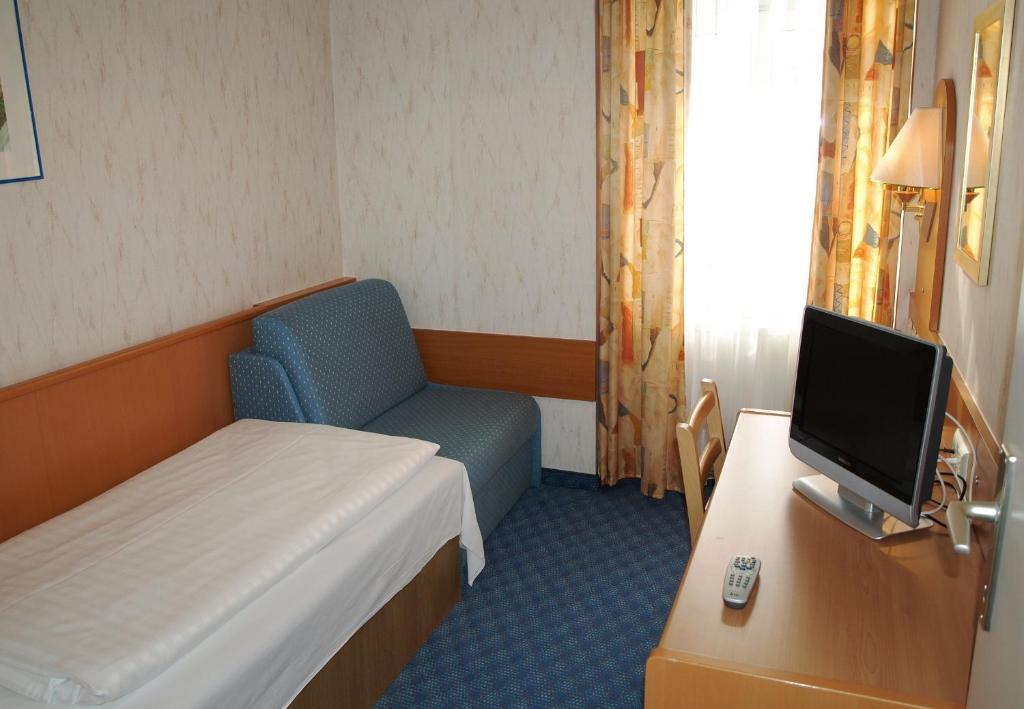 Single Room with Shared Toilet,74694197:JPEG