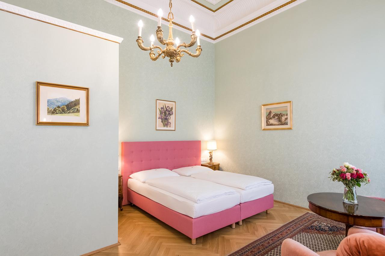 Dvoulůžkový pokoj Deluxe s manželskou postelí