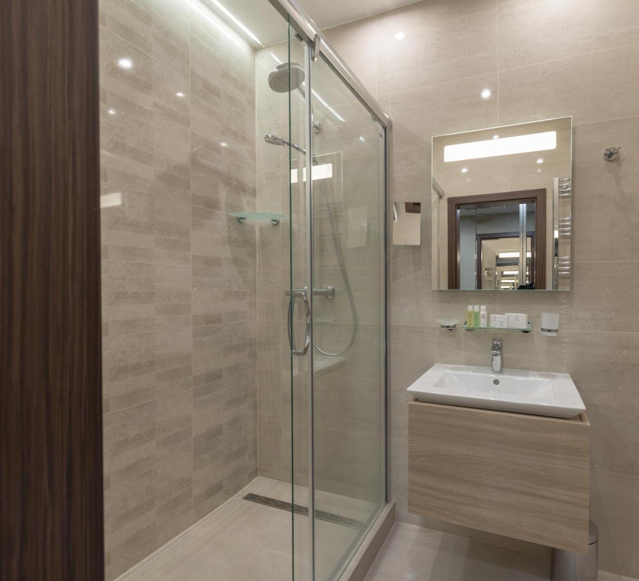 Dvoulůžkový pokoj Comfort s oddělenými postelemi a vstupem do wellness centra