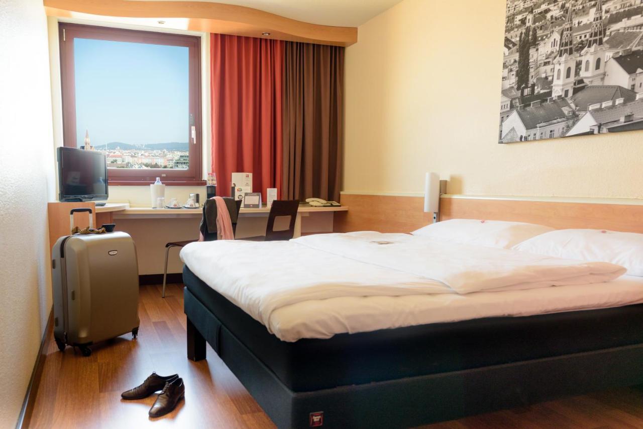 Dvoulůžkový pokoj typu Standard s manželskou postelí a panoramatickým výhledem
