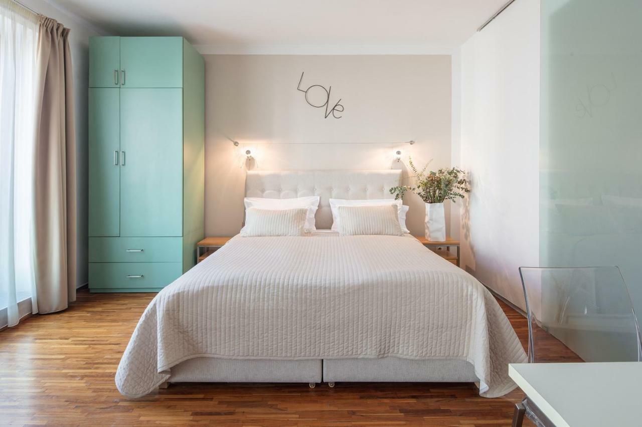 Studio,889422634:JPEG