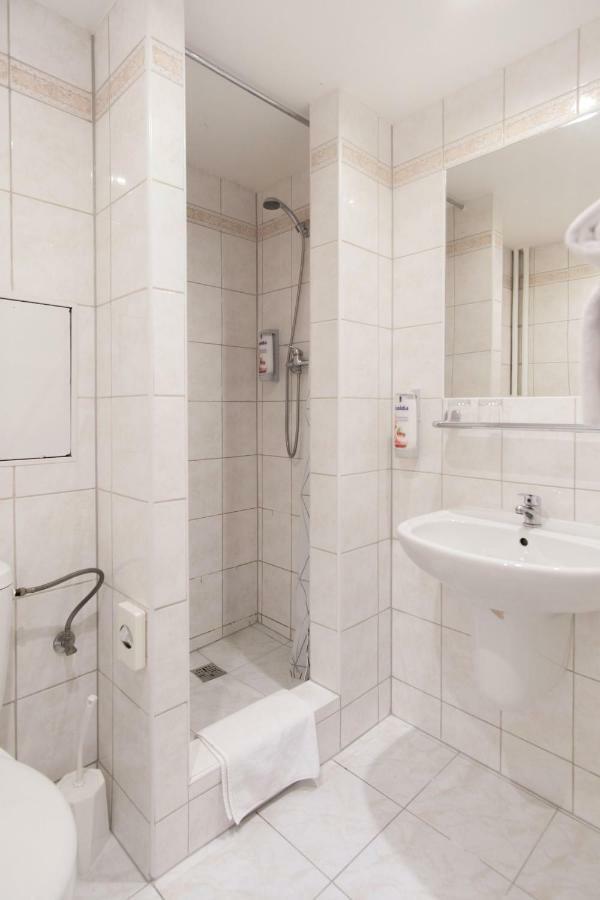 Dvoulůžkový pokoj typu Deluxe s manželskou postelí nebo oddělenými postelemi a balkonem